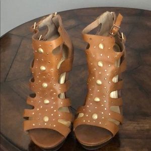 Caramel color beautiful gold accent GENTLY used